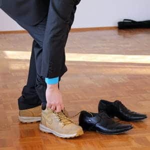 靴を履いて足が痛くなるときは要注意！男性の外反母趾（ぼし）の原因と対策