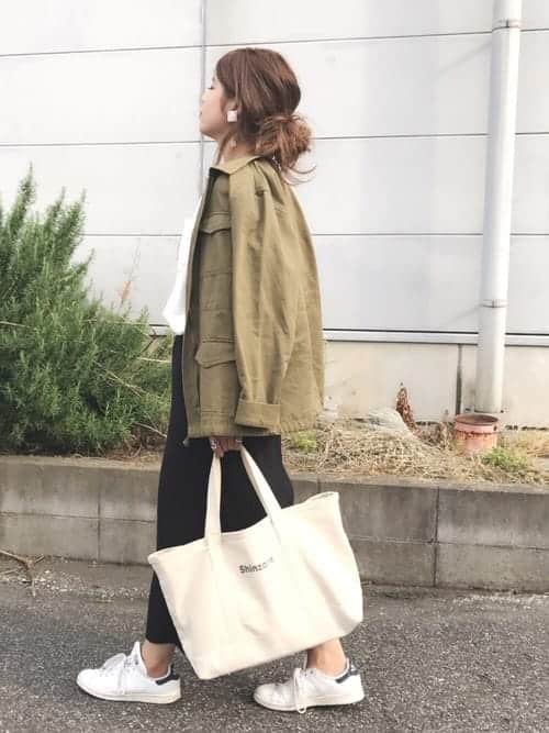 やっぱり使える定番の白スニーカー、今年っぽく履きこなすコツとは? やっぱり使える定番の白スニーカー、今年っぽく履きこなすコツとは?