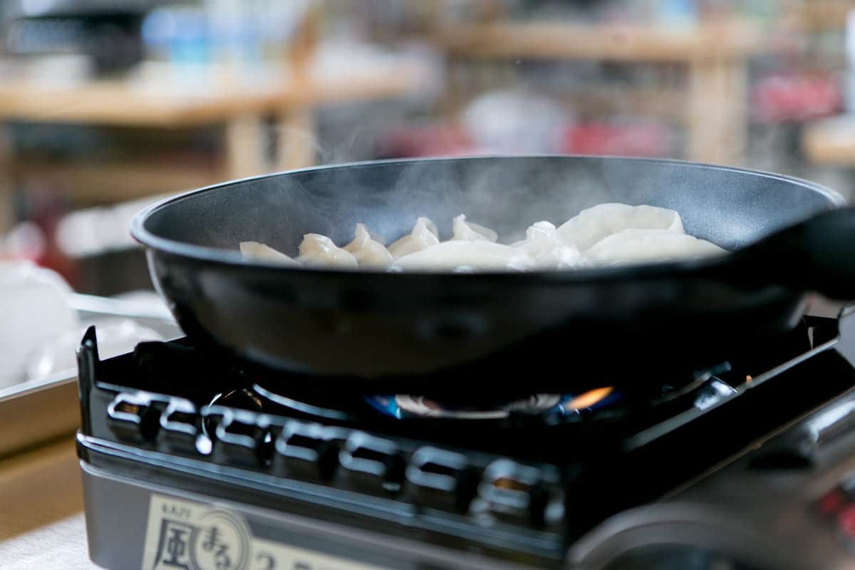 JR両国駅3番ホームで餃子が食べられる! 謎のイベント『ギョーザステーション』ってナニ? JR両国駅3番ホームで餃子が食べられる! 謎のイベント『ギョーザステーション』ってナニ?