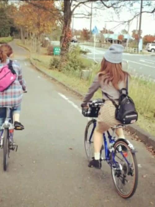 自転車×ファッション、スカートでOK？ 動きやすくてオシャレな秋のサイクリングコーデ