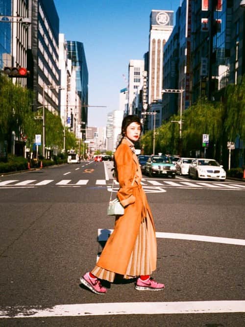 大人可愛いビビッドカラースニーカー×トレンドアイテムでつくるコーデスタイル! 大人可愛いビビッドカラースニーカー×トレンドアイテムでつくるコーデスタイル!