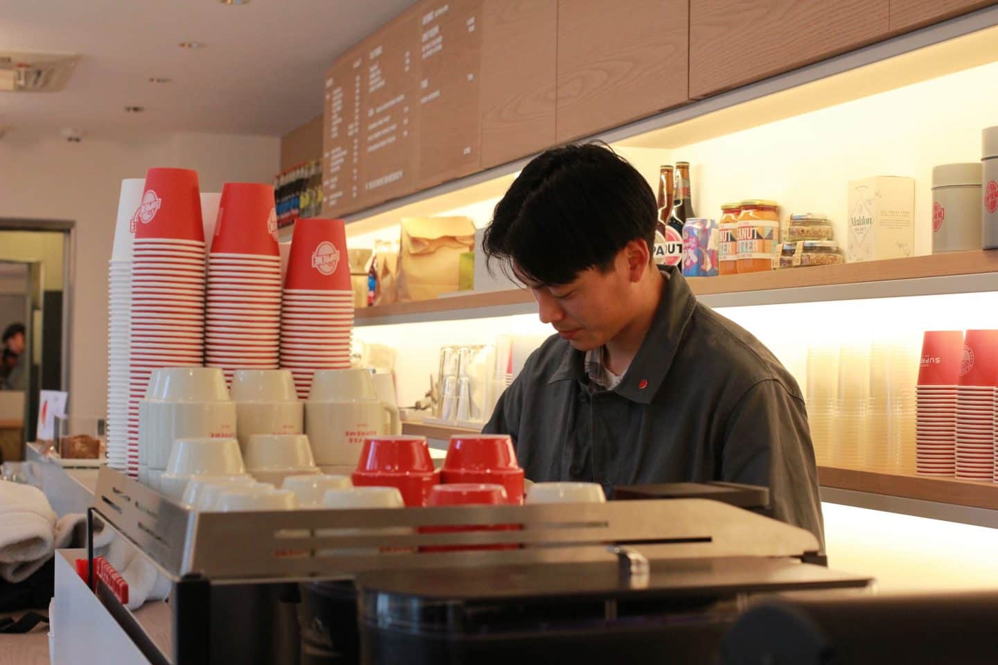 “コーヒーは足元から！”のバリスタソックスが可愛い！　おしゃれコーヒー店『COFFEE SUPREME』
