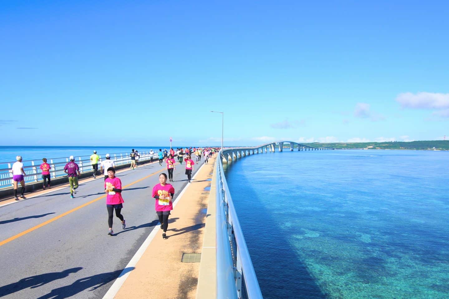 沖縄の海を見ながら走る『エコアイランド宮古島マラソン』は暑かった……