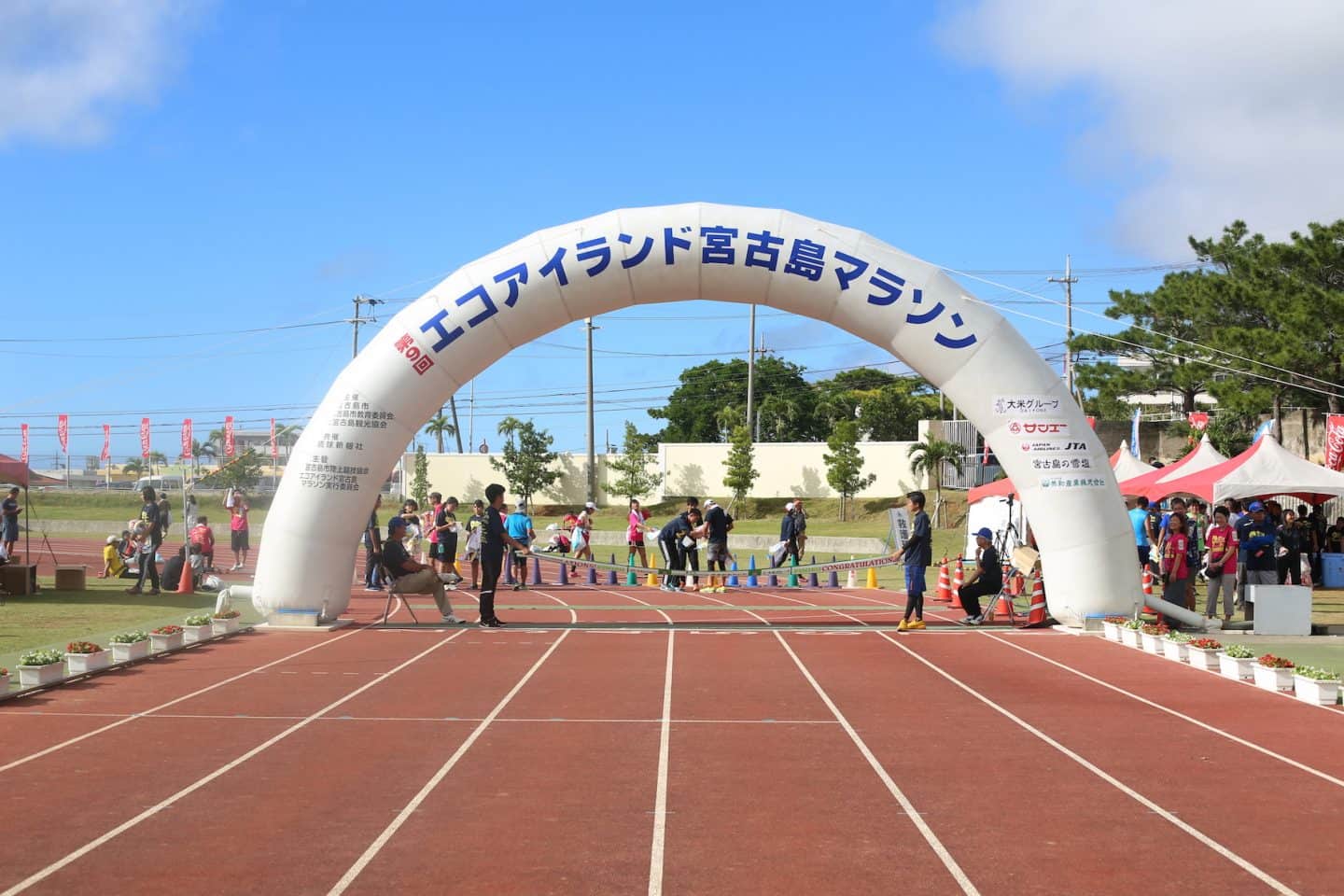 沖縄の海を見ながら走る『エコアイランド宮古島マラソン』は暑かった……
