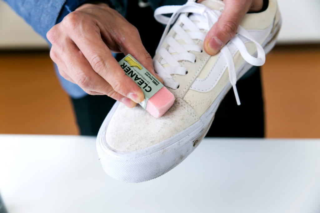 消しゴムを使ったスウェード素材白スニーカーの手入れ方法を専門家が伝授！