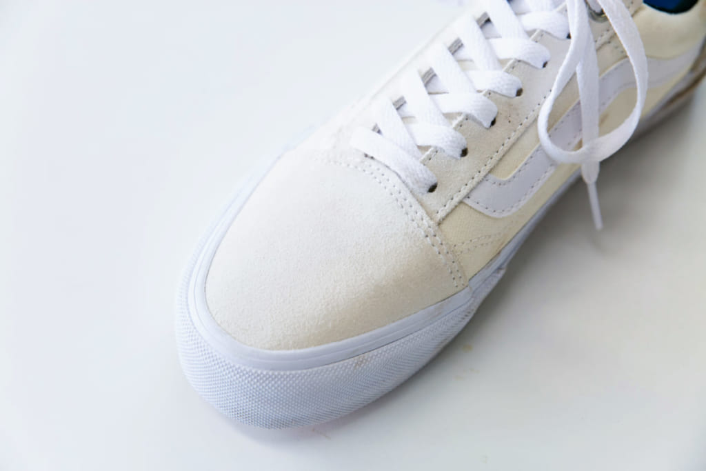 消しゴムを使ったスウェード素材白スニーカーの手入れ方法を専門家が伝授！