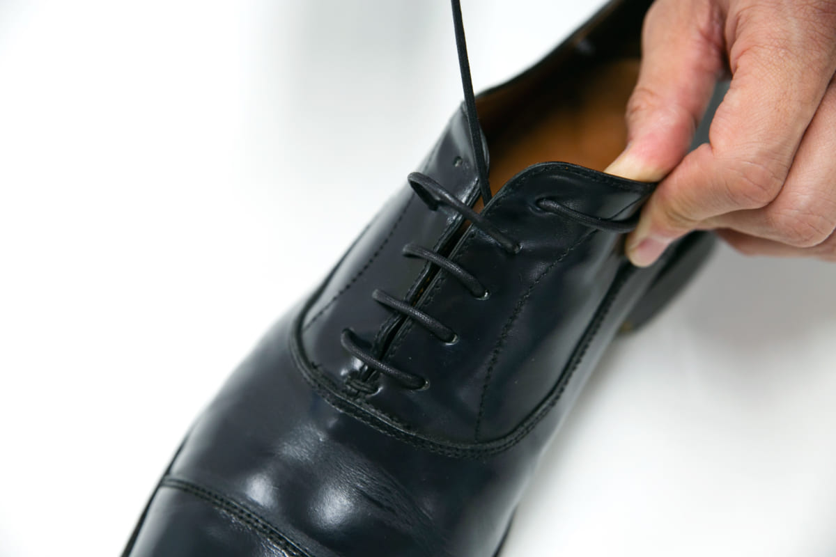 ビジネスシューズの靴紐の結び方。靴紐の選び方もご紹介！