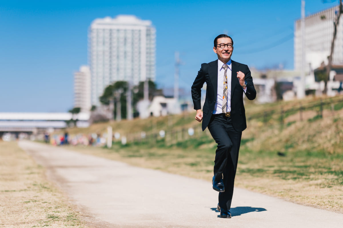 スーツが私服の“昭和芸人”岩井ジョニ男が「走れるビジネスシューズ」で実際に走ってみた
