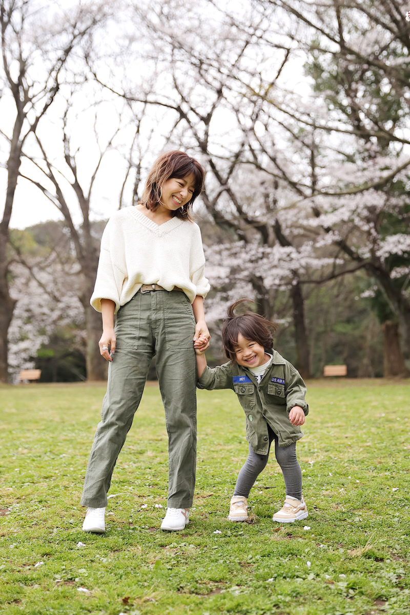 公園遊びもオシャレしたいママ友会もこの1足！ネルソン彩子さんのフラットライト春コーデ＆子育てインタビュー