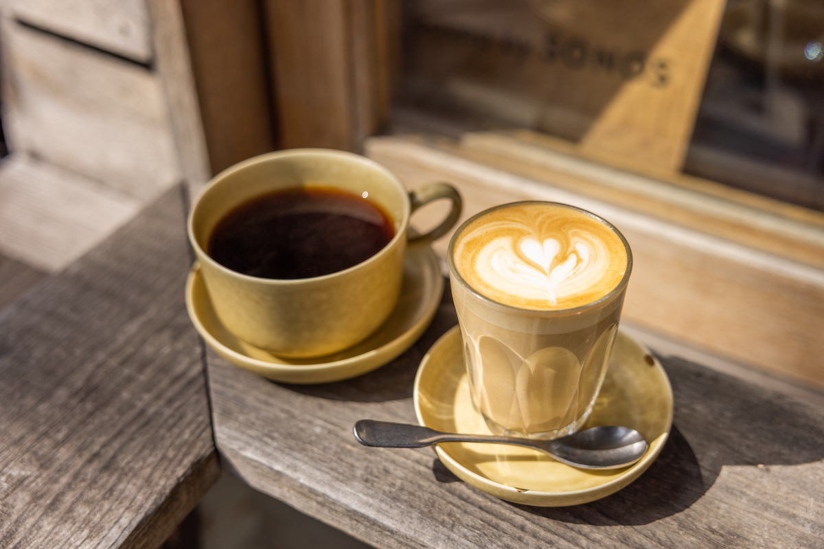 「ONIBUS COFFEE」スタッフが語る“コーヒー愛”。快適な仕事をサポートするヴァンズ「JAPAN FABRICS COLLECTION」ファッションスナップ