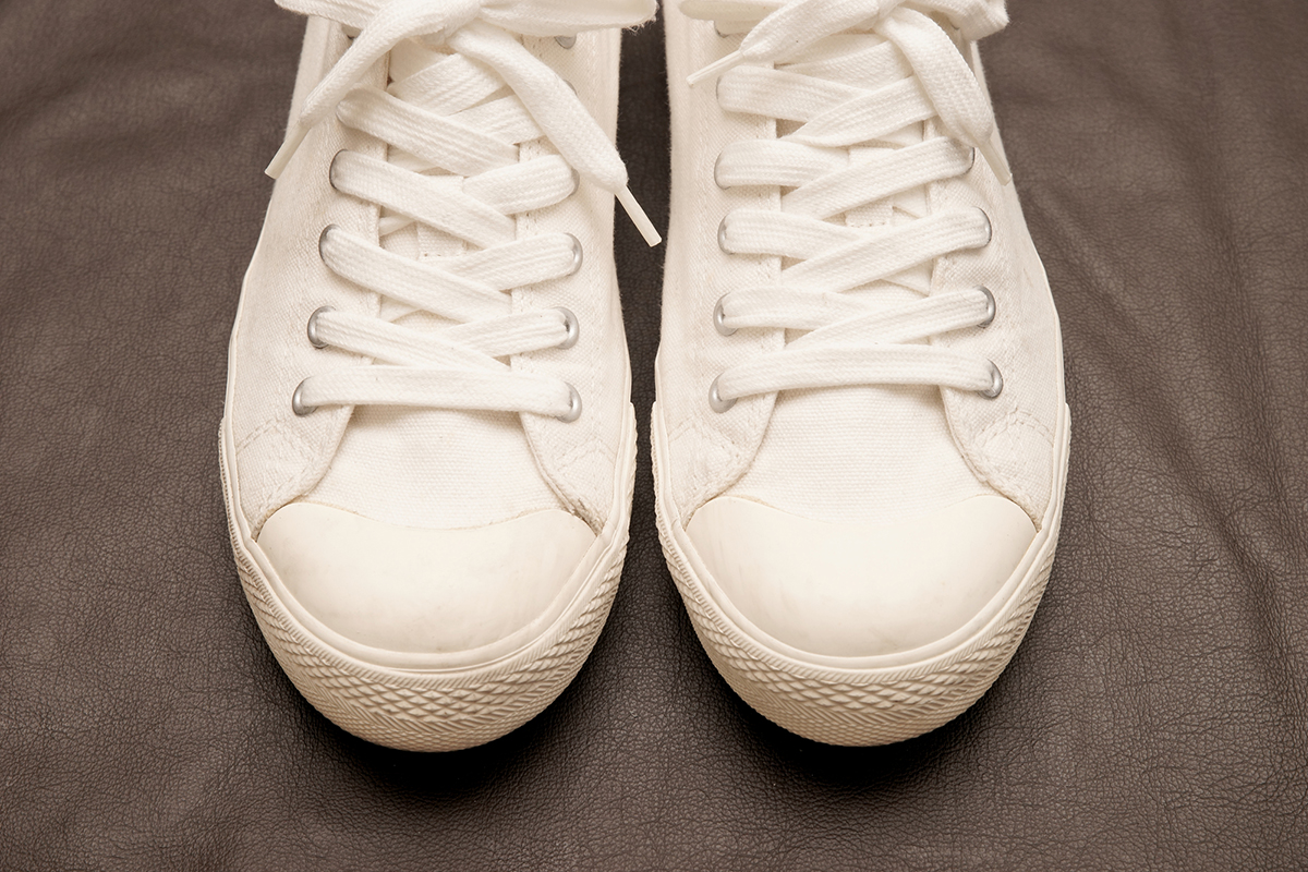 【素材別】白スニーカーの洗い方は？ 汚れの落とし方を知ってきれいな状態を保とう！