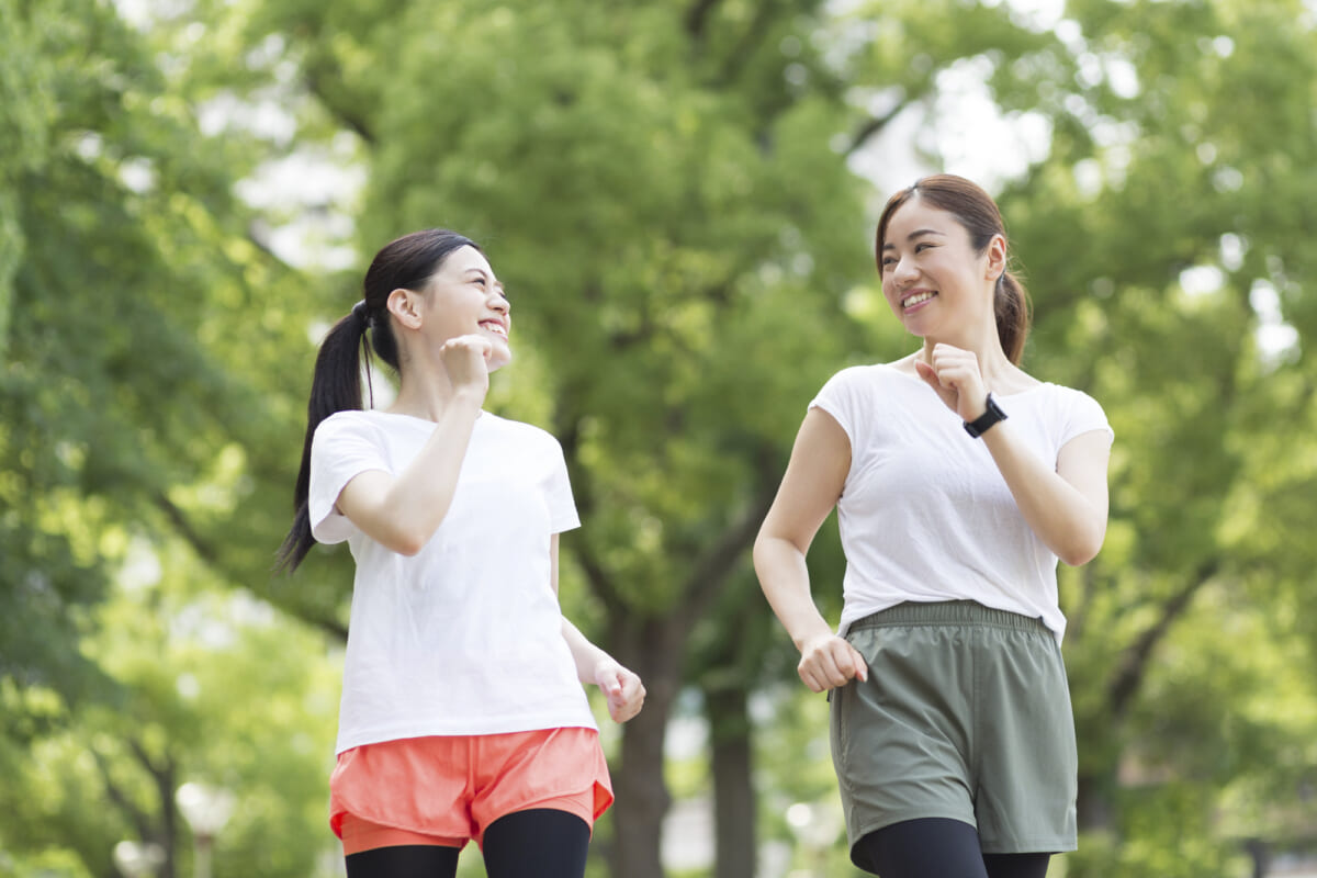 ウォーキングで健康的にダイエット！ 効果を高めるコツは歩き方