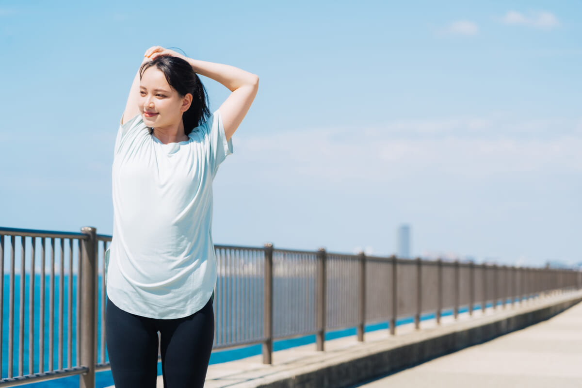 ウォーキングで健康的にダイエット！ 効果を高めるコツは歩き方