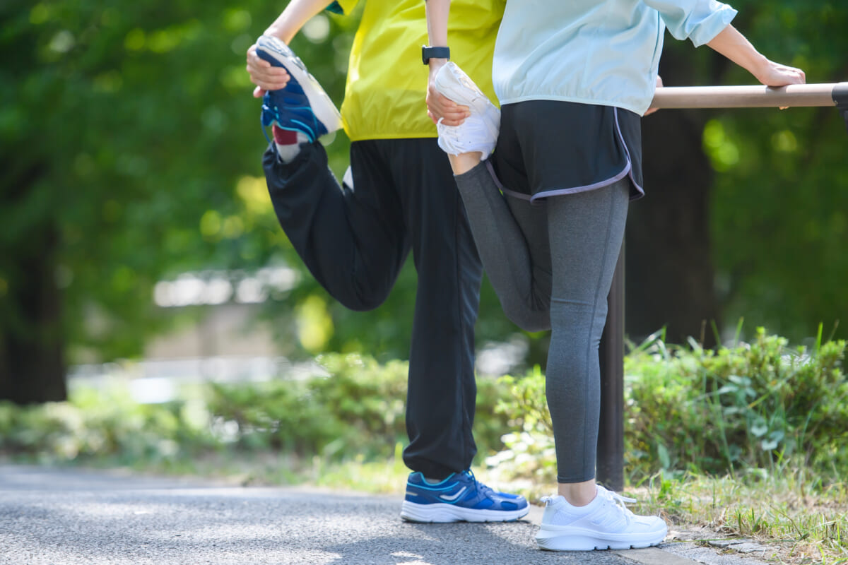 ウォーキングで健康的にダイエット！ 効果を高めるコツは歩き方