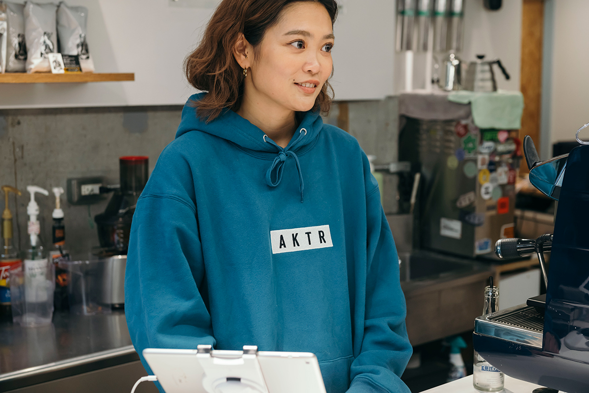 それぞれのシーンで活躍する女性が集うバスケコミュニティ「Goddess Basketball Club」のオンとオフに密着。#01 バリスタ PEKO