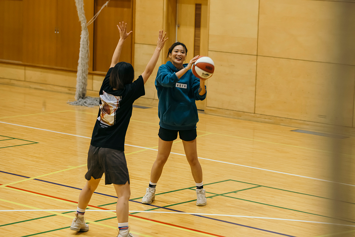 それぞれのシーンで活躍する女性が集うバスケコミュニティ「Goddess Basketball Club」のオンとオフに密着。#01 バリスタ PEKO