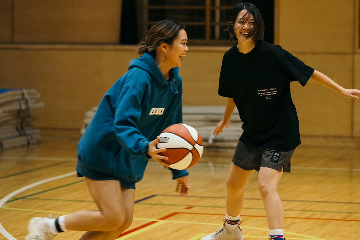 それぞれのシーンで活躍する女性が集うバスケコミュニティ「Goddess Basketball Club」のオンとオフに密着。#01 バリスタ PEKO