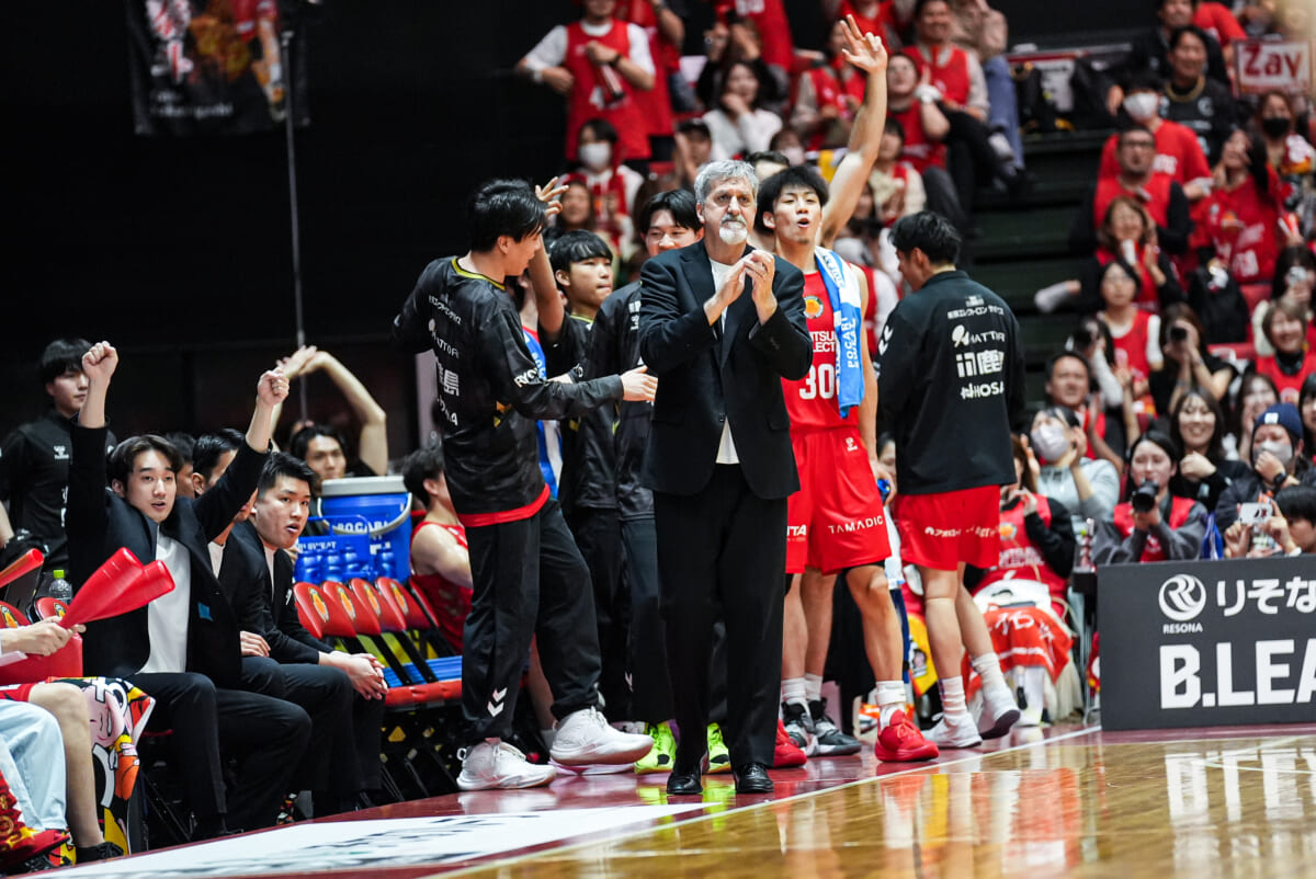 バスケ選手が取り合う“最強の悪魔の実”は？ 名古屋ダイヤモンドドルフィンズ齋藤拓実選手×ONE PIECE【Bリーガーと漫画VOL.16】