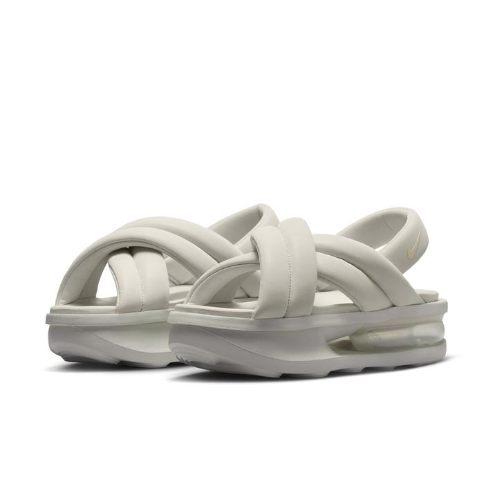 人気ネイリストが教える、NIKE厚底サンダル×フットネイル最旬バランス！ この夏のおすすめは“ぷるんと透け感”！
