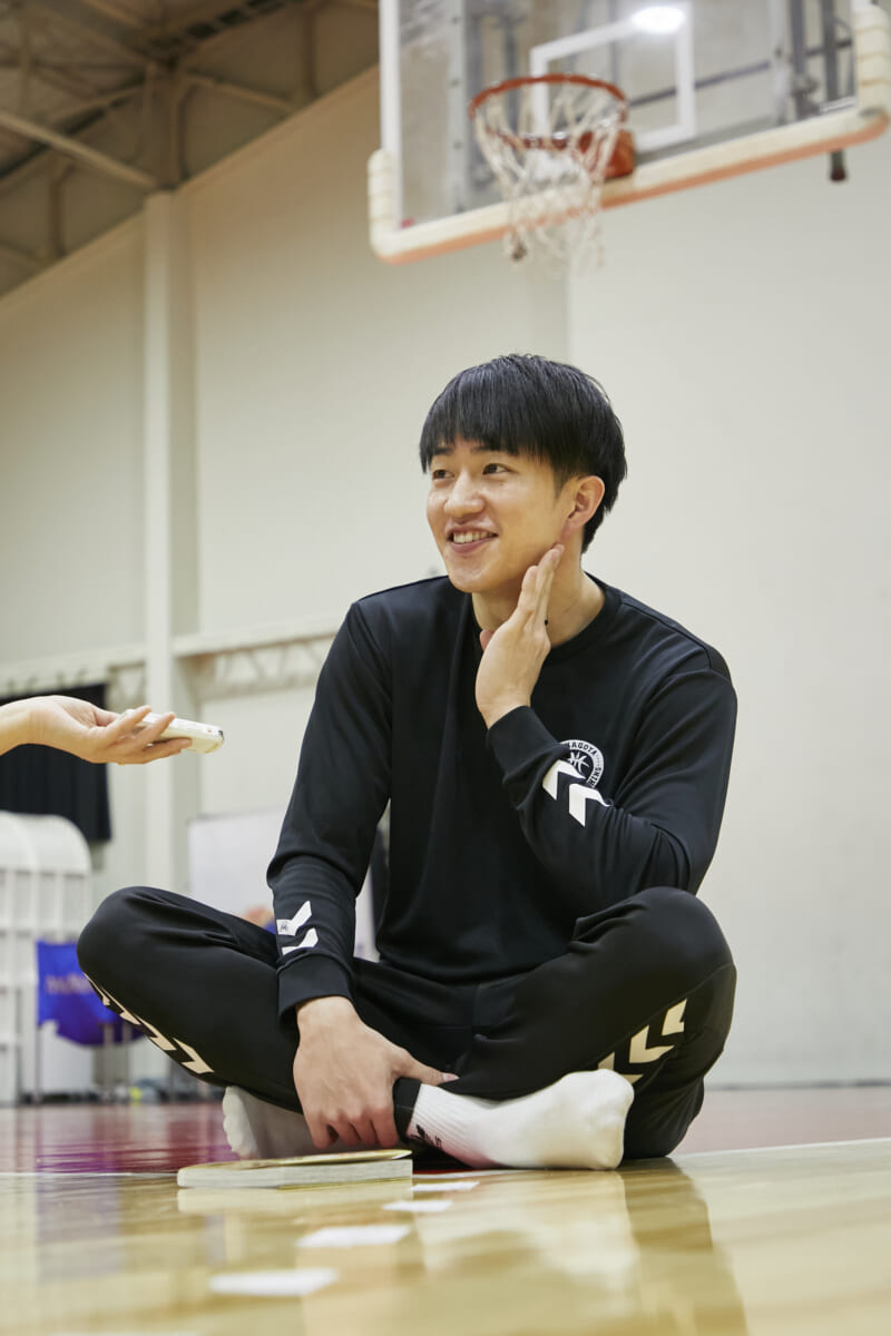 バスケ選手が取り合う“最強の悪魔の実”は？ 名古屋ダイヤモンドドルフィンズ齋藤拓実選手×ONE PIECE【Bリーガーと漫画VOL.16】