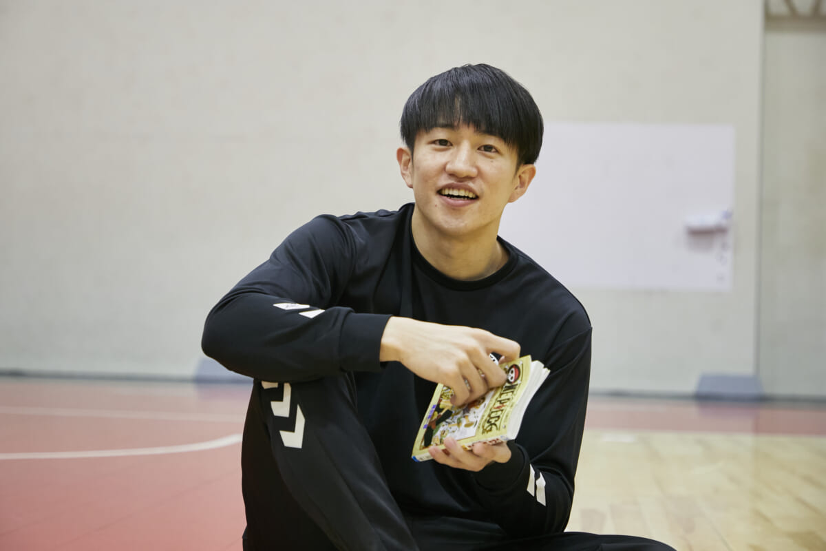 バスケ選手が取り合う“最強の悪魔の実”は？ 名古屋ダイヤモンドドルフィンズ齋藤拓実選手×ONE PIECE【Bリーガーと漫画VOL.16】