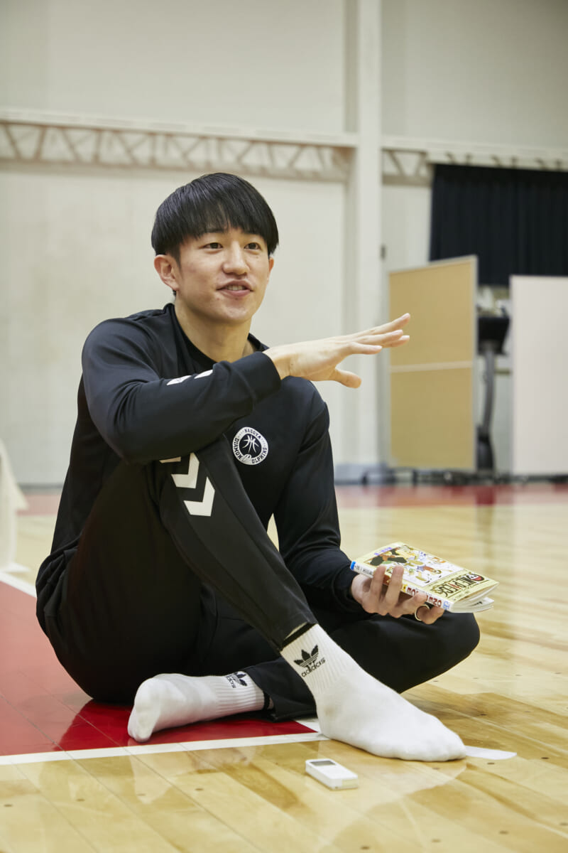 バスケ選手が取り合う“最強の悪魔の実”は？ 名古屋ダイヤモンドドルフィンズ齋藤拓実選手×ONE PIECE【Bリーガーと漫画VOL.16】