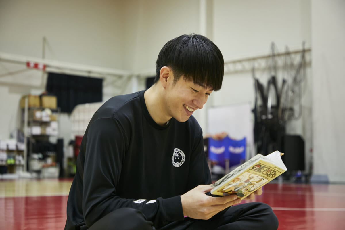 バスケ選手が取り合う“最強の悪魔の実”は？ 名古屋ダイヤモンドドルフィンズ齋藤拓実選手×ONE PIECE【Bリーガーと漫画VOL.16】