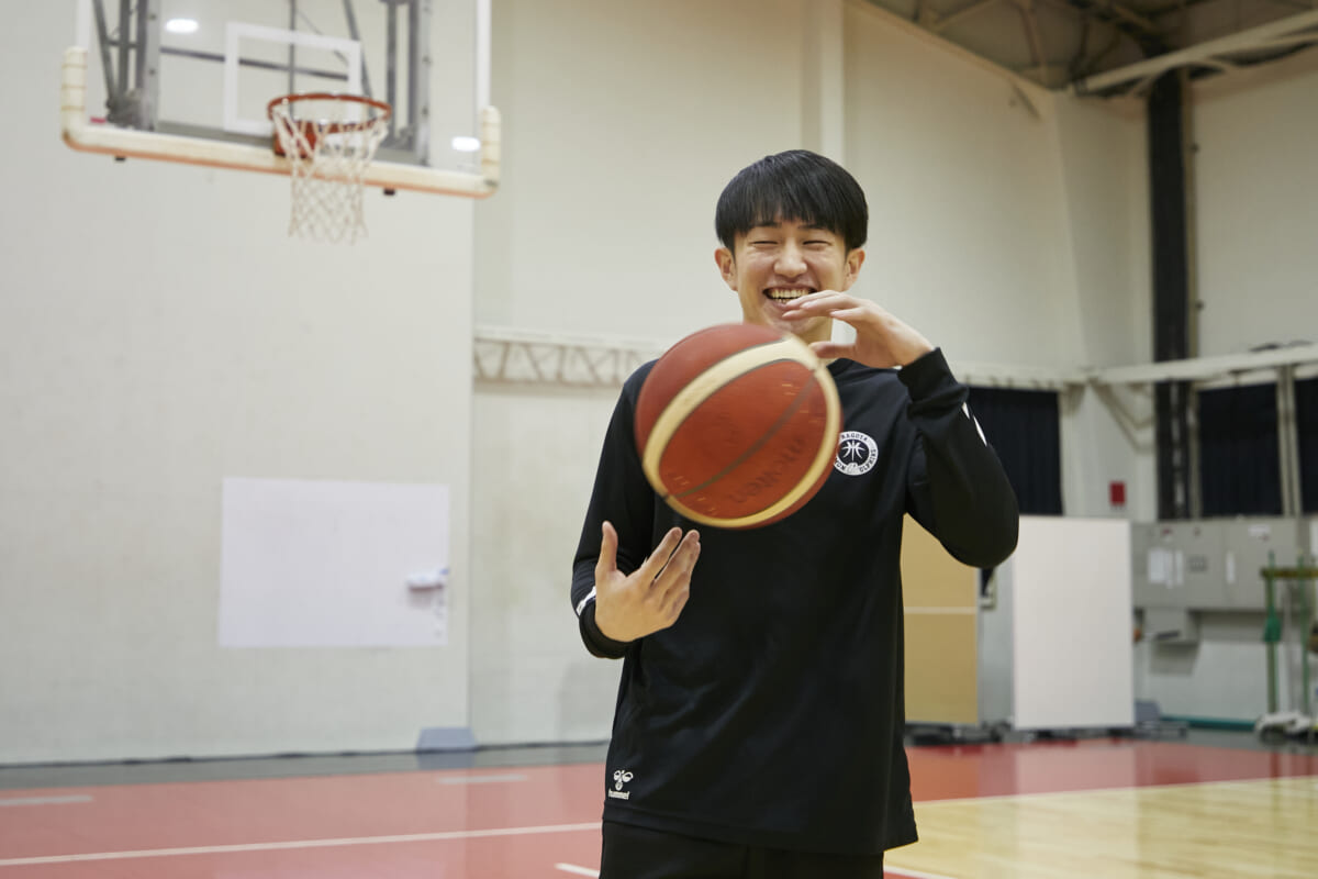 バスケ選手が取り合う“最強の悪魔の実”は？ 名古屋ダイヤモンドドルフィンズ齋藤拓実選手×ONE PIECE【Bリーガーと漫画VOL.16】
