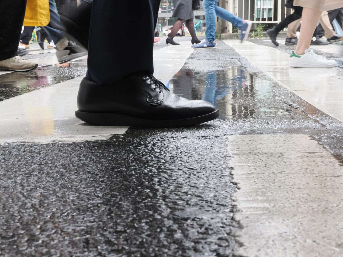 【2025年版】雨の日もスタイリッシュに！ メンズ向け防水スニーカーで足元をアップデート