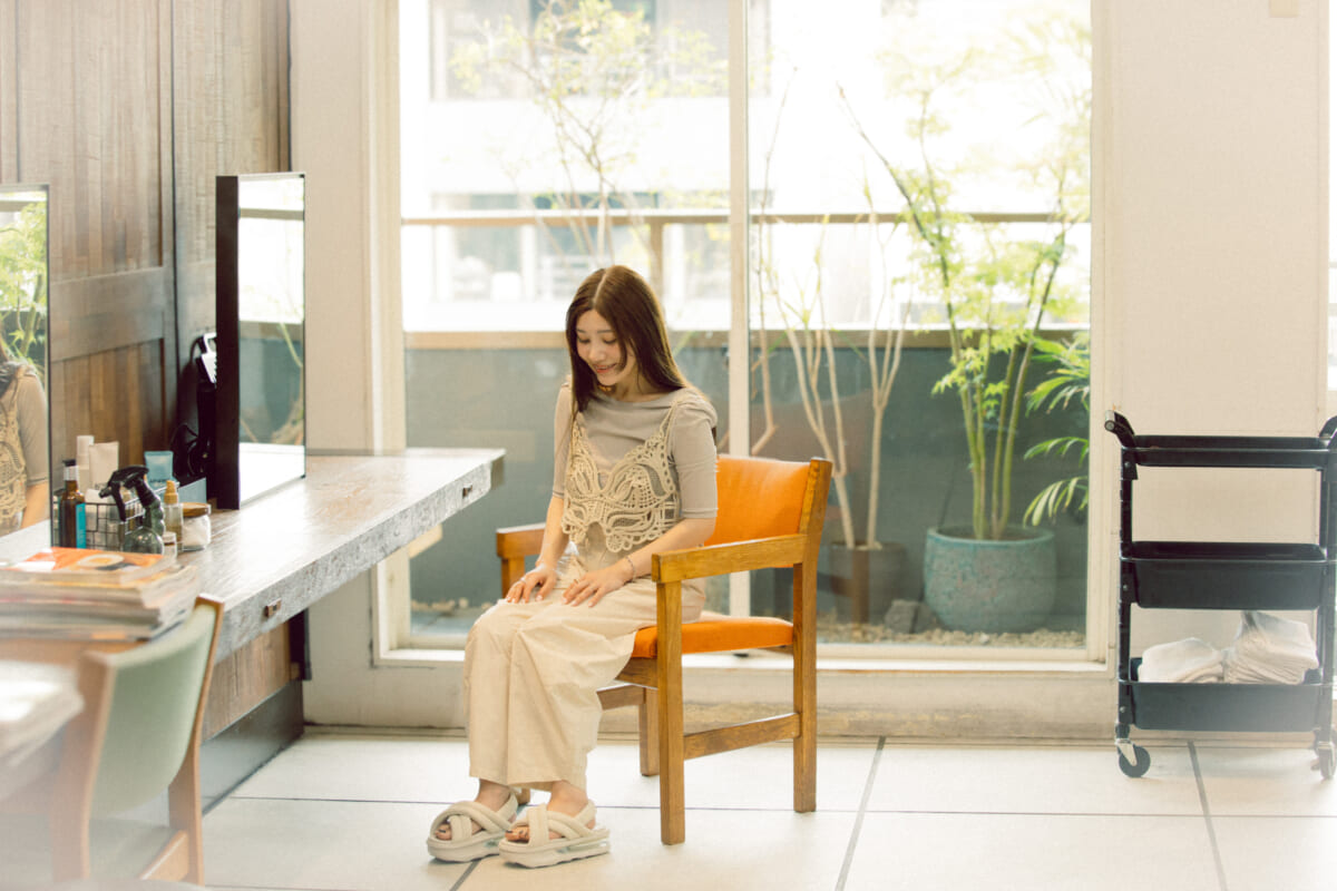 人気ネイリストが教える、NIKE厚底サンダル×フットネイル最旬バランス！ この夏のおすすめは“ぷるんと透け感”！