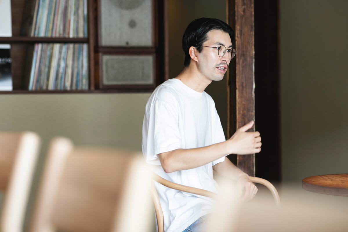音楽とワインが交差する“余白”のバー。 店主にリズムを与えるナイキ「ランニングシューズ」【HOWENE（京都）・江頭諒】