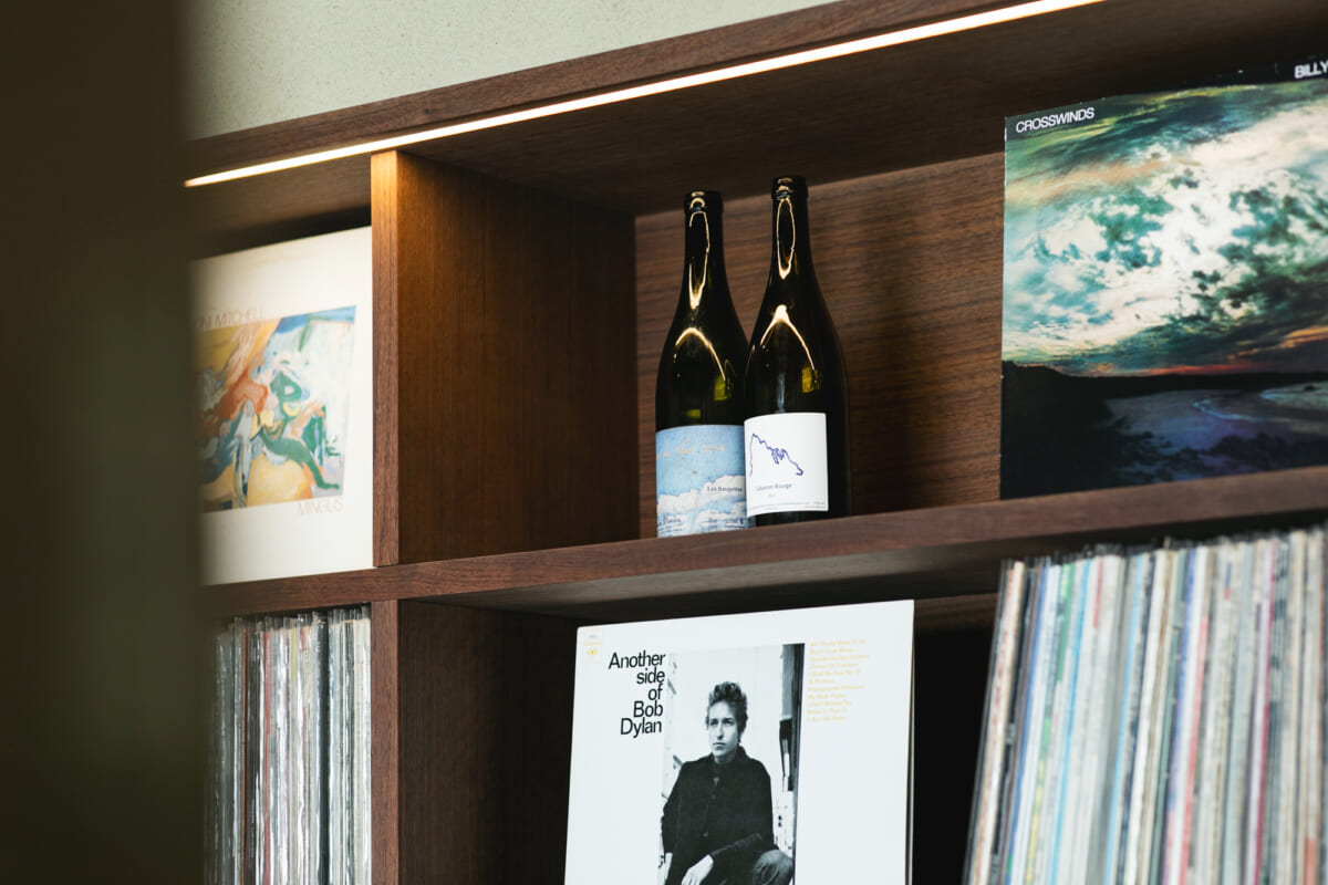 音楽とワインが交差する“余白”のバー。 店主にリズムを与えるナイキ「ランニングシューズ」【HOWENE（京都）・江頭諒】