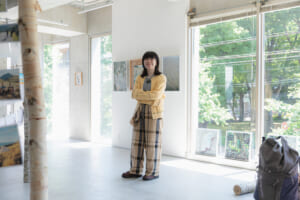 “街にも馴染む”トレッキングシューズ、「ダナーフィールド ロー」。写真家・根本絵梨子さん「仕事に趣味に愛用したい！」