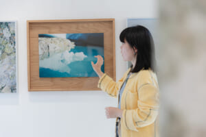 “街にも馴染む”トレッキングシューズ、「ダナーフィールド ロー」。写真家・根本絵梨子さん「仕事に趣味に愛用したい！」