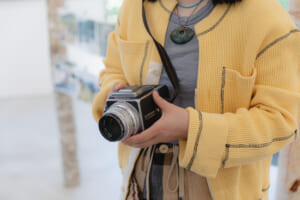 “街にも馴染む”トレッキングシューズ、「ダナーフィールド ロー」。写真家・根本絵梨子さん「仕事に趣味に愛用したい！」