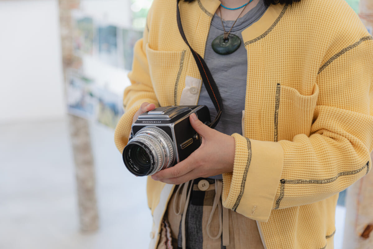 “街にも馴染む”トレッキングシューズ、「ダナーフィールド ロー」。写真家・根本絵梨子さん「仕事に趣味に愛用したい！」
