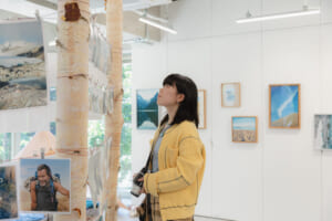 “街にも馴染む”トレッキングシューズ、「ダナーフィールド ロー」。写真家・根本絵梨子さん「仕事に趣味に愛用したい！」