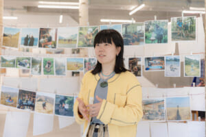 “街にも馴染む”トレッキングシューズ、「ダナーフィールド ロー」。写真家・根本絵梨子さん「仕事に趣味に愛用したい！」