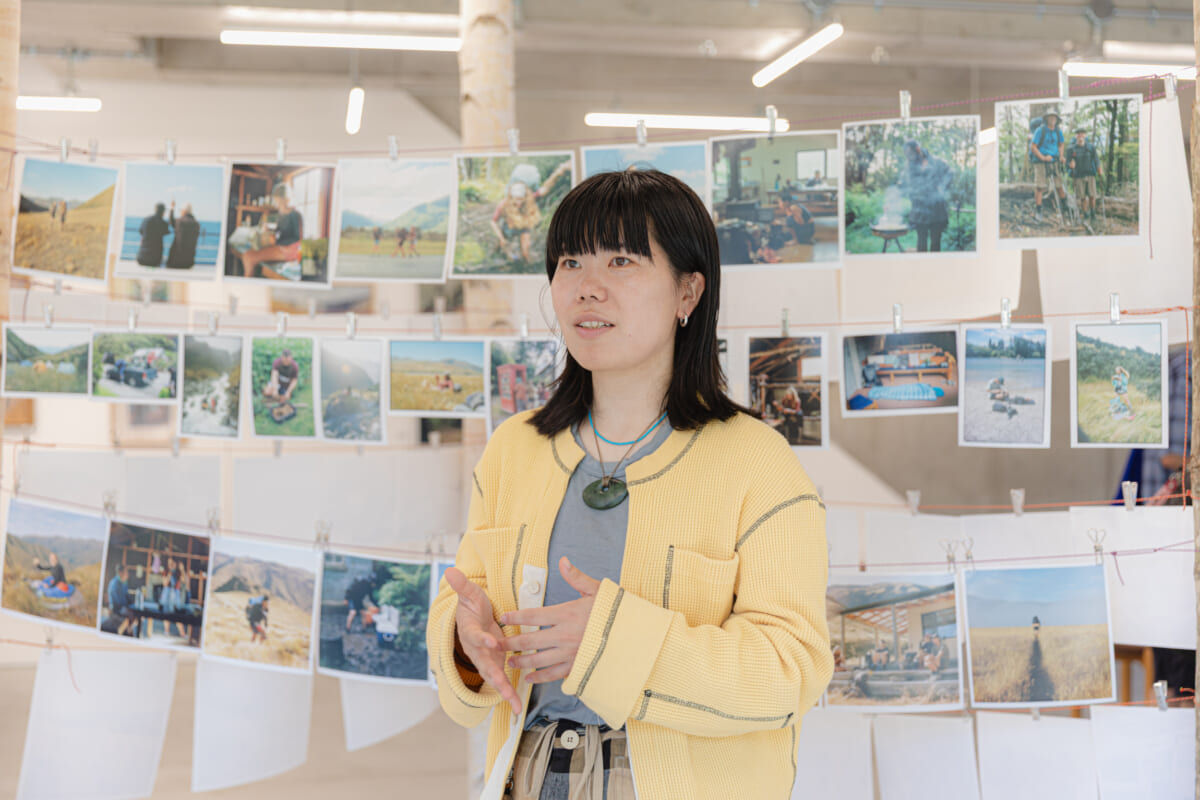 “街にも馴染む”トレッキングシューズ、「ダナーフィールド ロー」。写真家・根本絵梨子さん「仕事に趣味に愛用したい！」