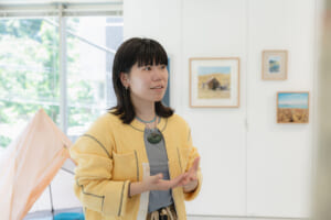 “街にも馴染む”トレッキングシューズ、「ダナーフィールド ロー」。写真家・根本絵梨子さん「仕事に趣味に愛用したい！」