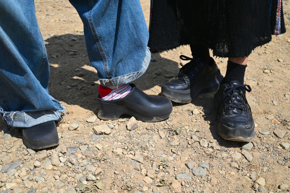 【フジロック2025足元スナップ】「機能性」も「おしゃれ」も妥協なし！ 今年の“正解シューズ”を21組に聞いてみた
