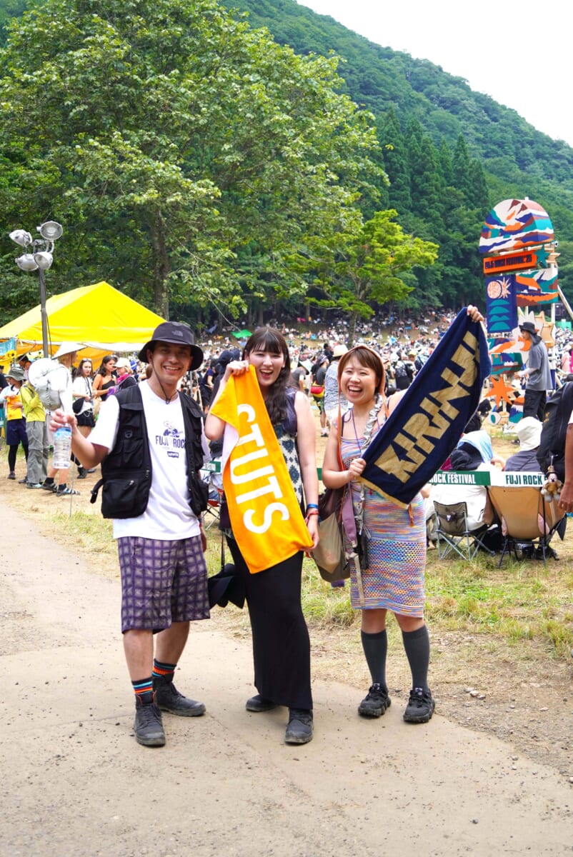 【フジロック2025足元スナップ】「機能性」も「おしゃれ」も妥協なし! 今年の“正解シューズ”を21組に聞いてみた 【フジロック2025足元スナップ】「機能性」も「おしゃれ」も妥協なし! 今年の“正解シューズ”を21組に聞いてみた