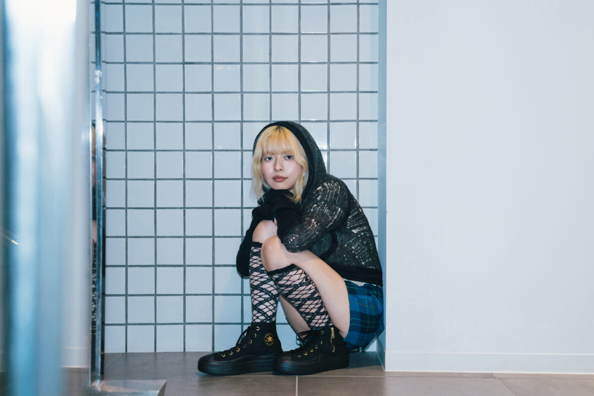 厚底スニーカーで“盛る”。あにお天湯さんがときめいた、CONVERSE 「オールスター ライト PLTS II GP Z HI」