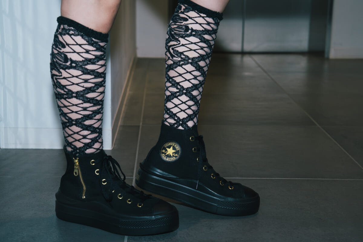 厚底スニーカーで“盛る”。あにお天湯さんがときめいた、CONVERSE 「オールスター ライト PLTS II GP Z HI」