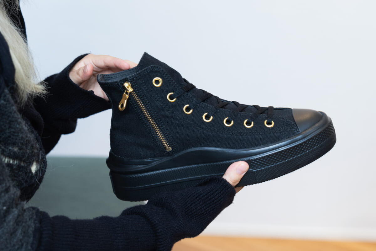 厚底スニーカーで“盛る”。あにお天湯さんがときめいた、CONVERSE 「オールスター ライト PLTS II GP Z HI」