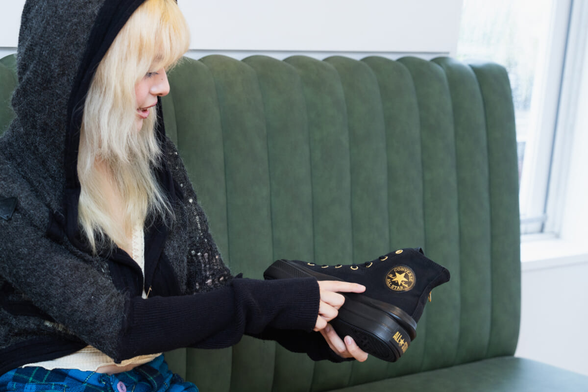 厚底スニーカーで“盛る”。あにお天湯さんがときめいた、CONVERSE 「オールスター ライト PLTS II GP Z HI」