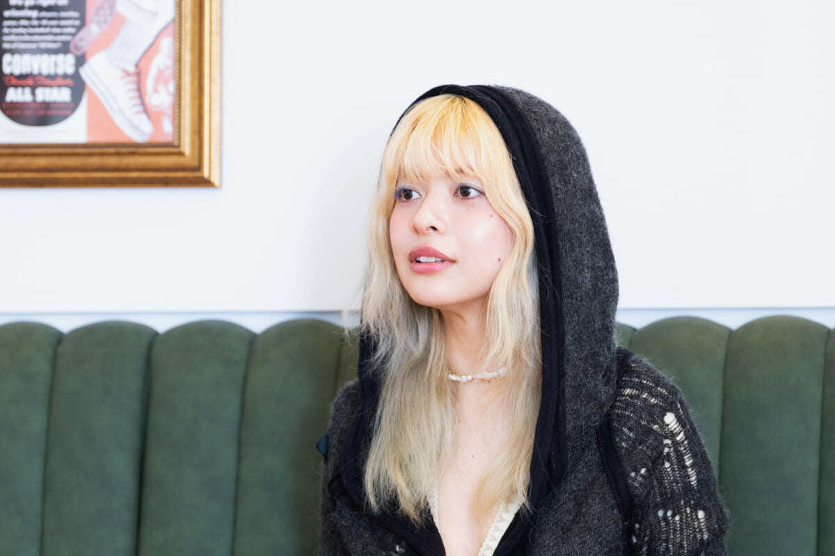厚底スニーカーで“盛る”。あにお天湯さんがときめいた、CONVERSE 「オールスター ライト PLTS II GP Z HI」