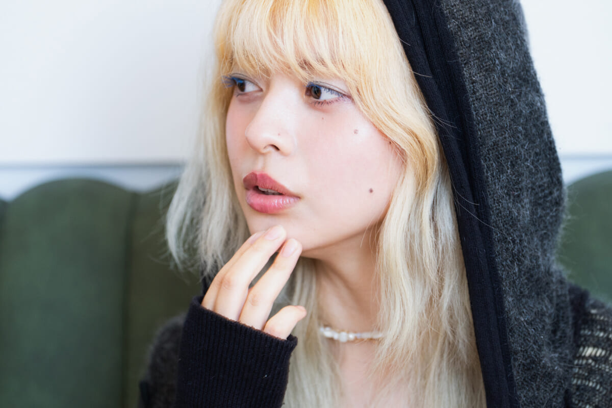 厚底スニーカーで“盛る”。あにお天湯さんがときめいた、CONVERSE 「オールスター ライト PLTS II GP Z HI」