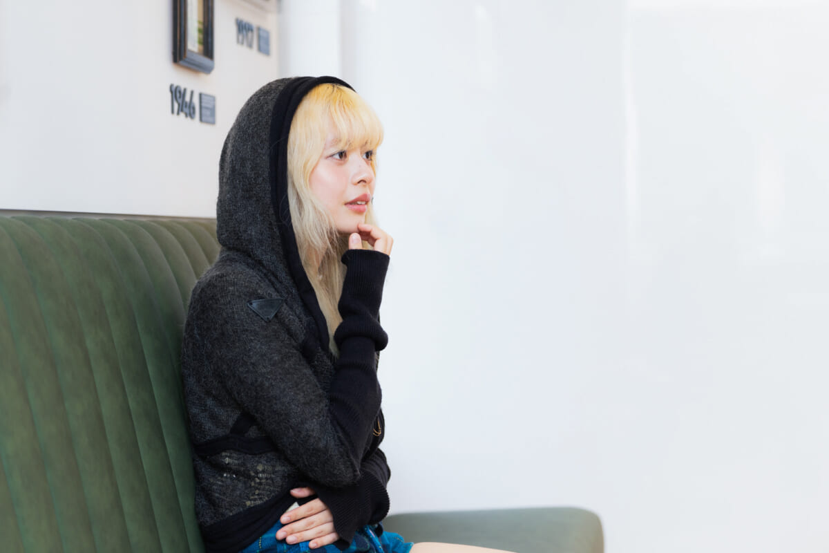 厚底スニーカーで“盛る”。あにお天湯さんがときめいた、CONVERSE 「オールスター ライト PLTS II GP Z HI」