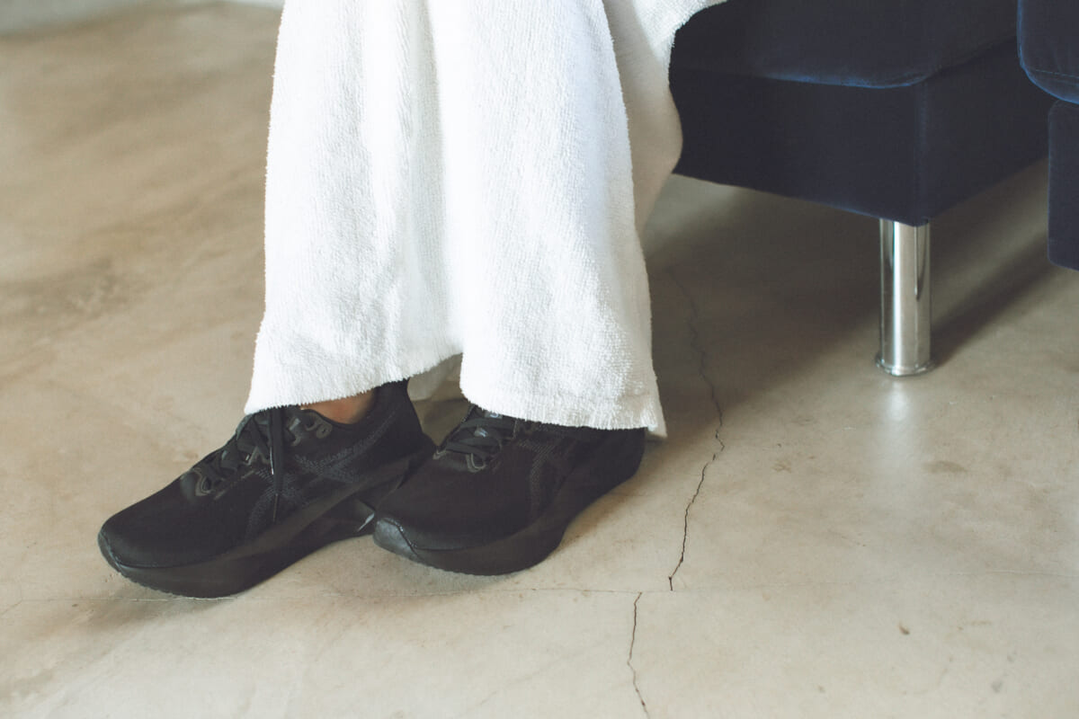 “仕事の私”から“鍛える私”へ、黒のアシックスで切り替わる【EN/ME 鶴岡】